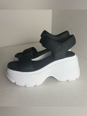 Hunter Abel Black and White Platform Sandals